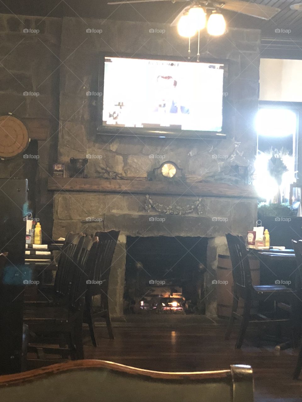 A very calm place to eat. You can sit by the fireplace and just relax. It’s a place where you can just drink a cold one and enjoy your meal. 