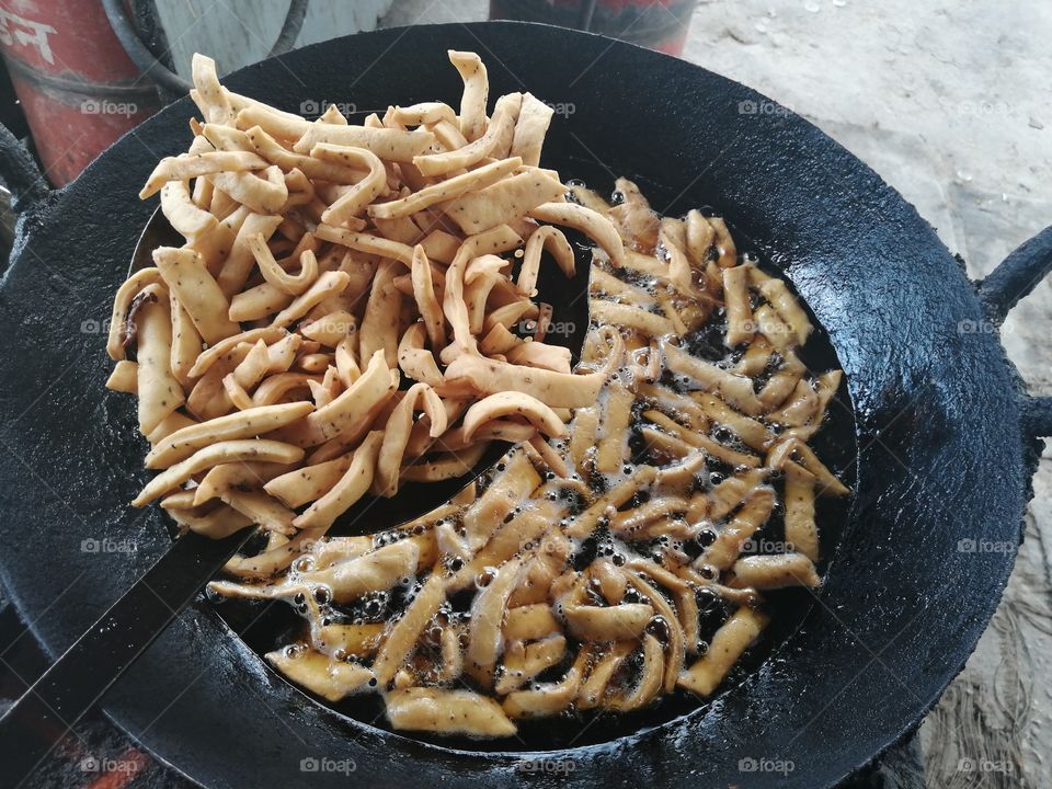 Indian street fast food, Namak para, also nimki or nimkin is a crunchy savoury snack eaten in the Indian Subcontinent. It is also referred as Matar or Matrii sometimes in some parts of Punjab. Namak para is ribbon-like STRIPS.