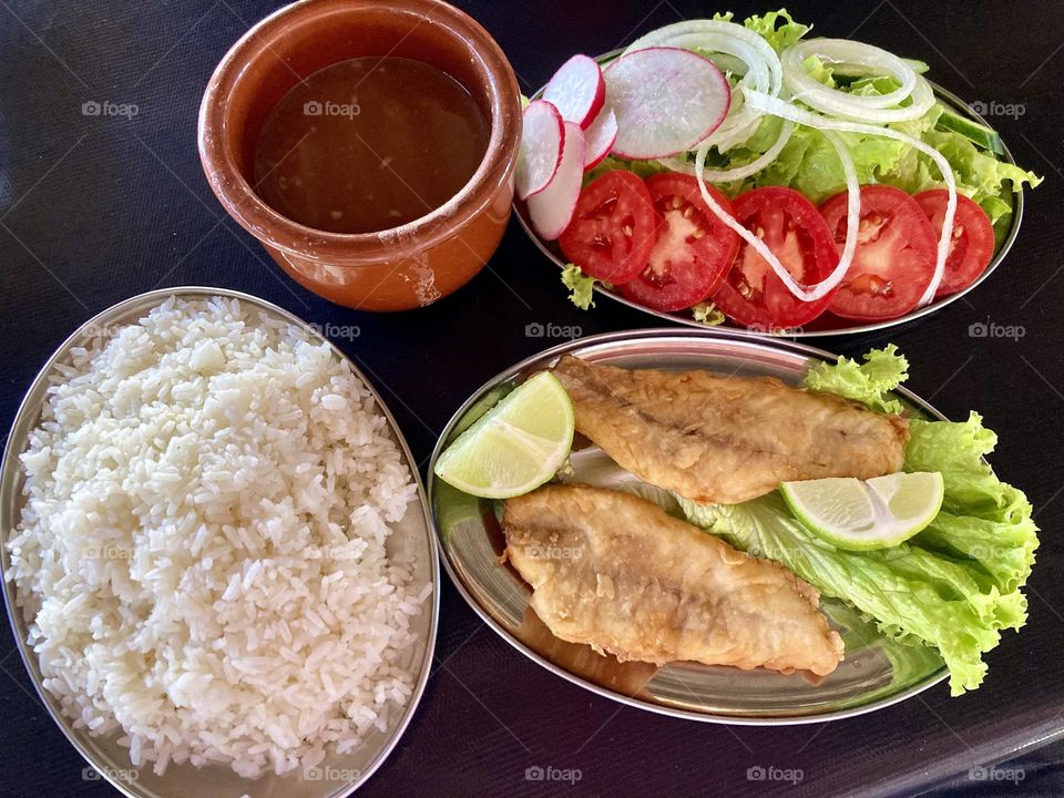 No intervalo da aula, vim almoçar no “Bar do Barba”, na Represa Paiva Castro. 
Esse almoço custou R$ 20,00! Preço justo por comida boa 🐟.
Aí vale a pena…