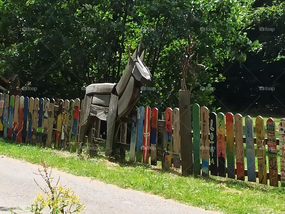 bunter Zaun mit Holz Pferd