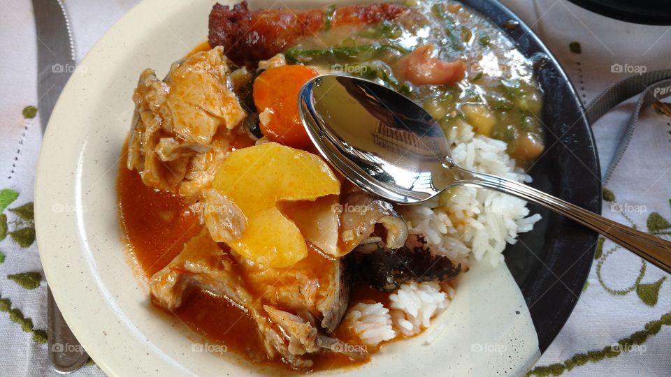 Almoço, janta... Arroz, peixe, batata, cenoura...