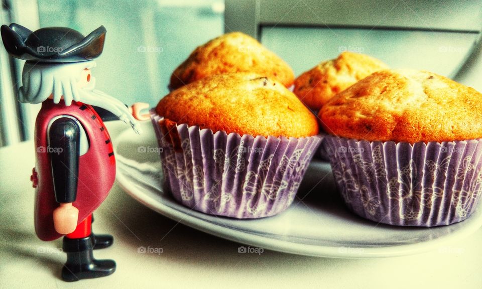Eating muffins