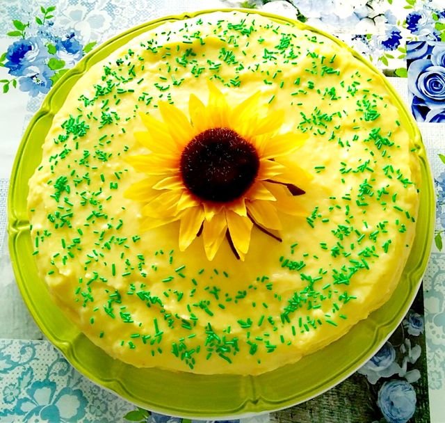 A sunflower cake with lemon cream