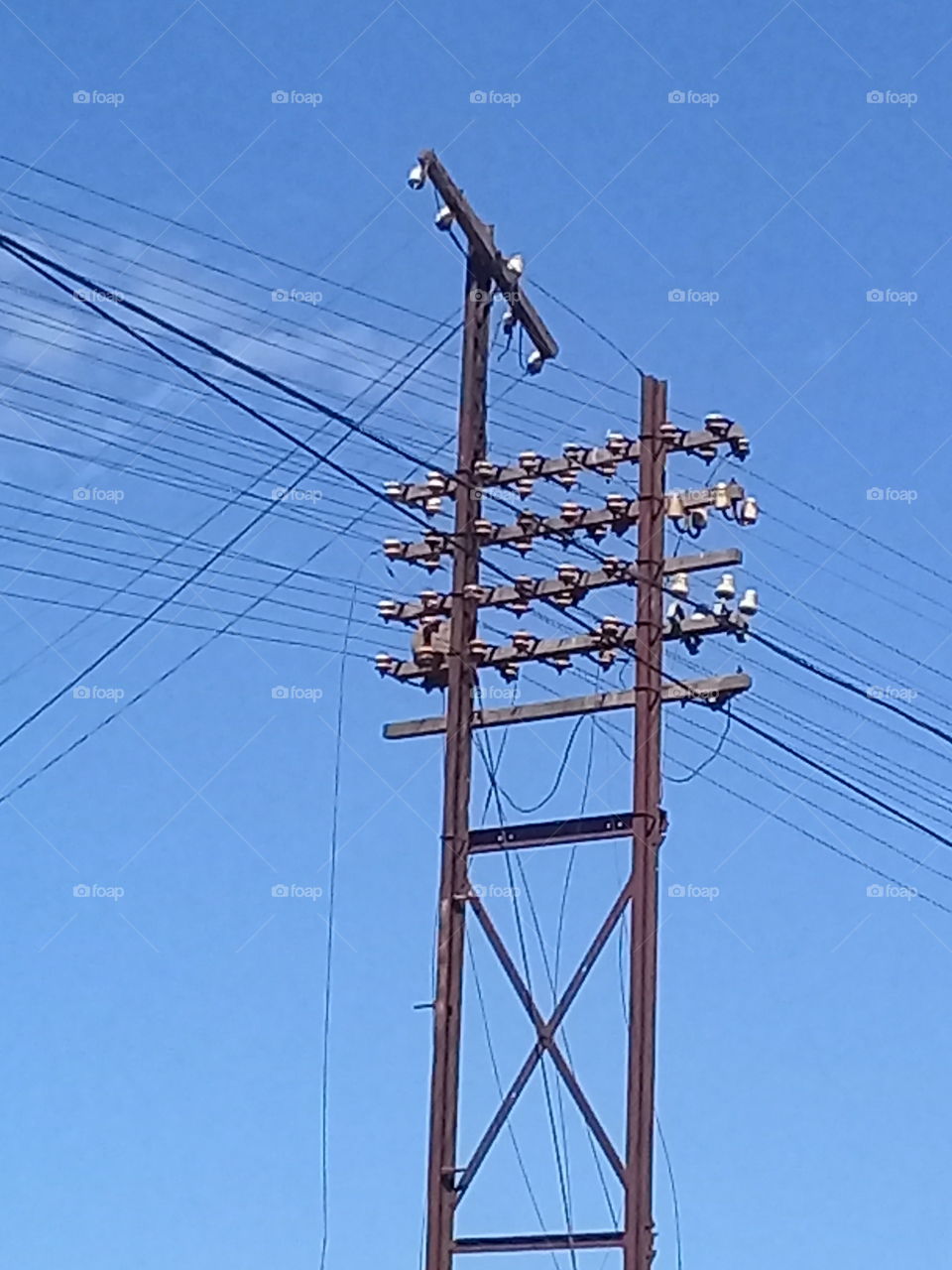 torre de electricidad con múltiples cables en varias direcciones en representación de las diversas formas de comunicación.