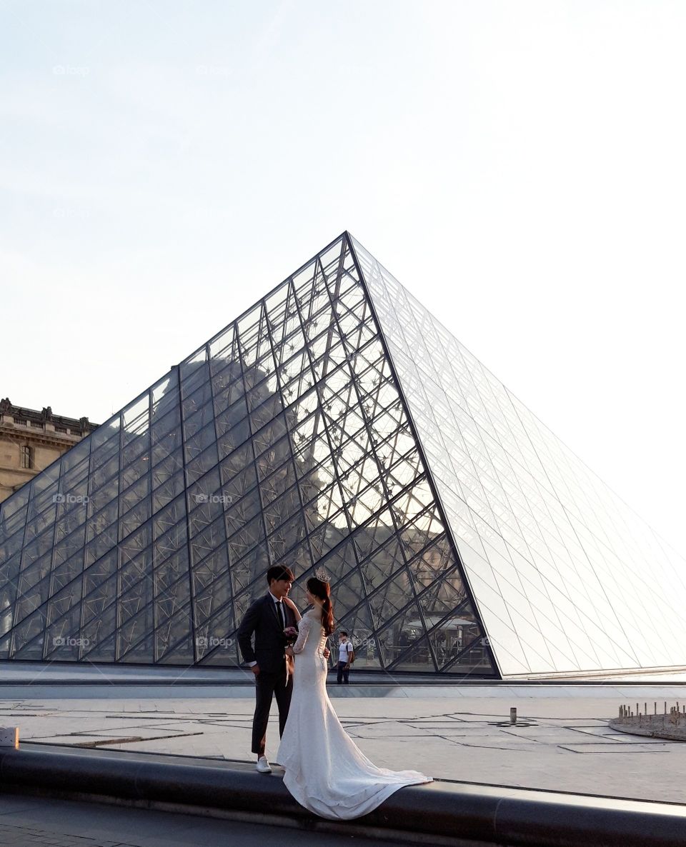 bride and groom in Paris