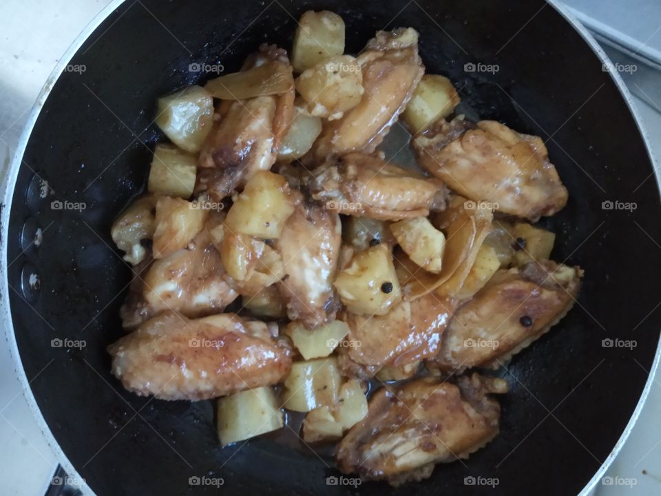 midjiont chicken with pineapple chunks