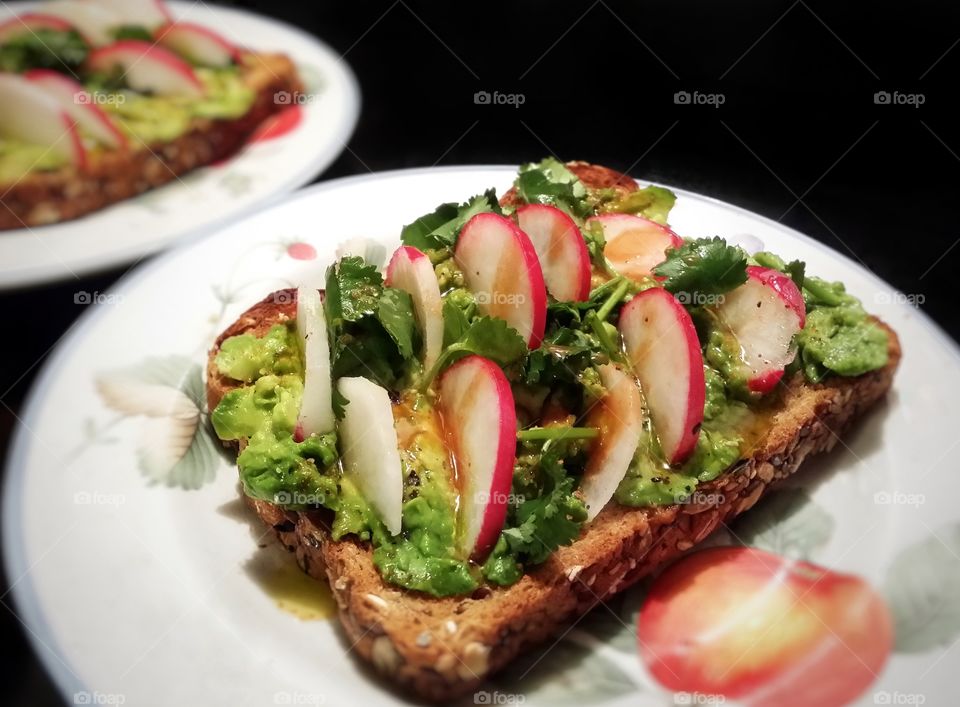 Avacado toast with radishes