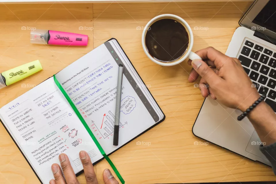 Cuaderno y cafe