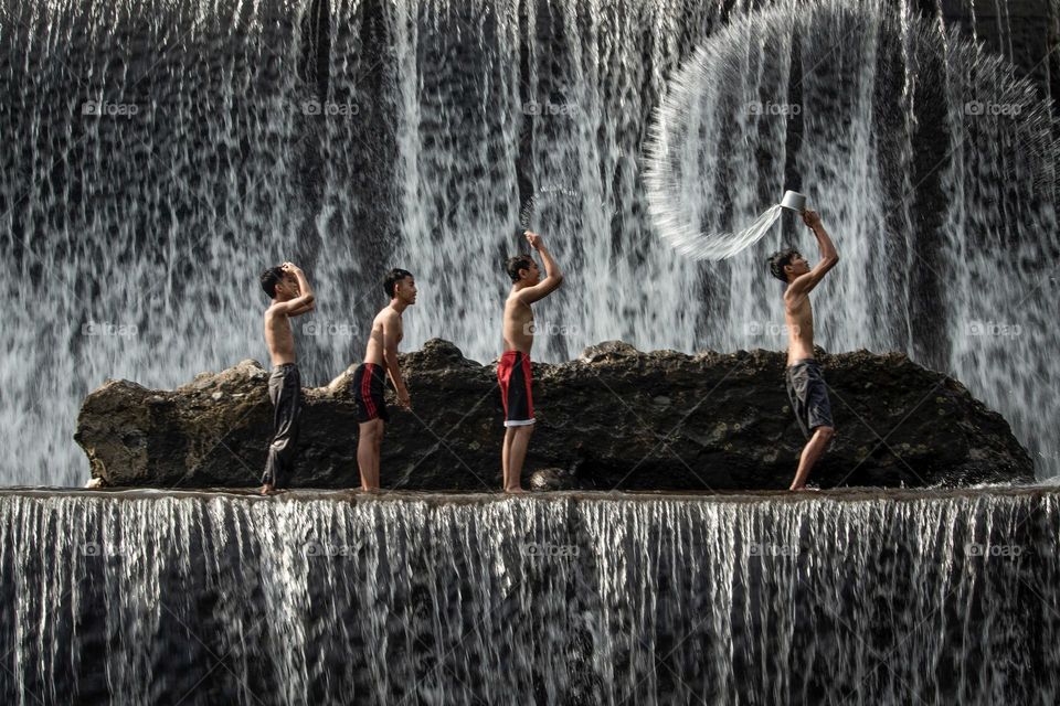 " Bermain air "
foto kecerian adik adik yang sedang asik bermain di sungai tukad unda klungkung bali
