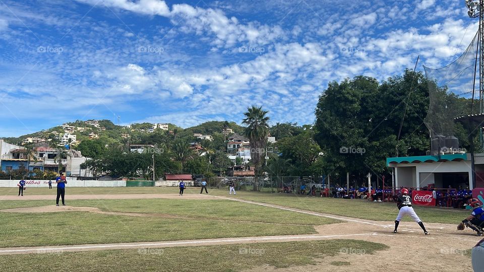 Hermoso cielo con nubes aborregadas