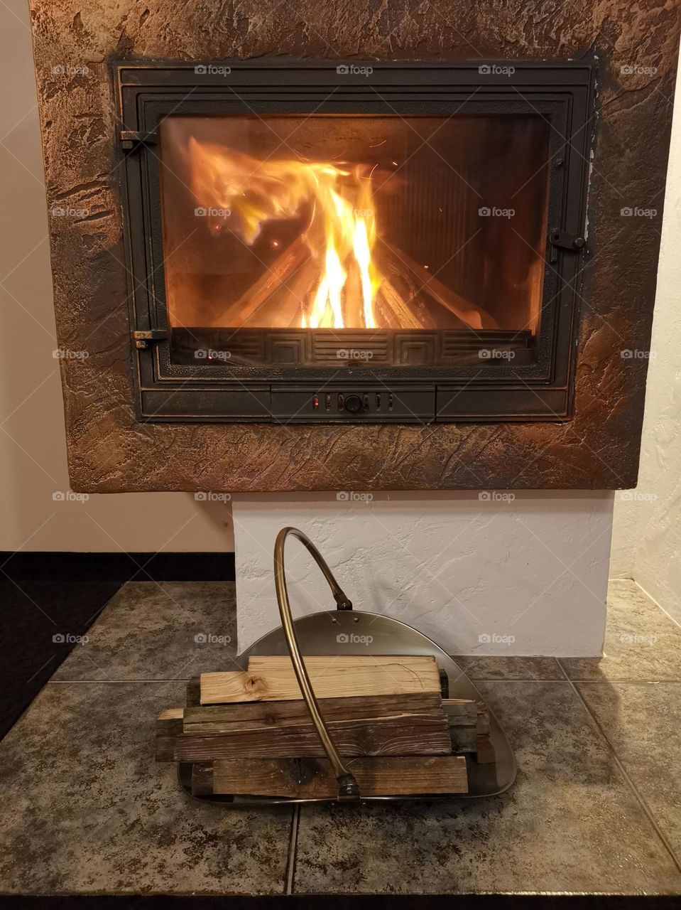 The fireplace is not only warm, but also cozy in the house. You can look at the fire endlessly, it is so calming and warming. Gas prices have risen, we will heat our houses with firewood.