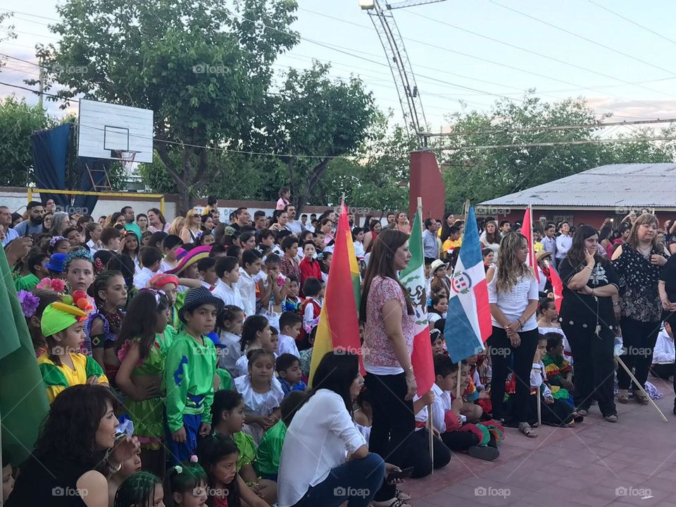 niños celebrando con banderas de países