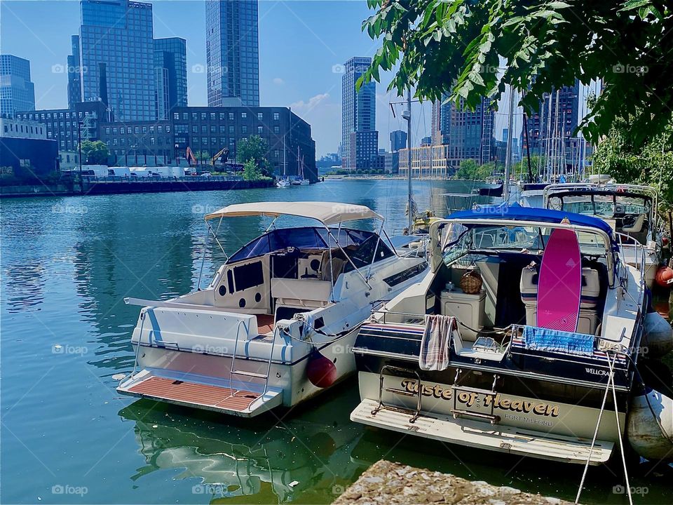 This beautiful idyllic harbor motif comes to us from „Newtown Creek“ by the „Pulaski Bridge“ in LIC, Queens. Across the „East River“ there’s „Greenpoint“, Bklyn and straight ahead visible from here „Manhattan“. 2023. Hypnotic Productions