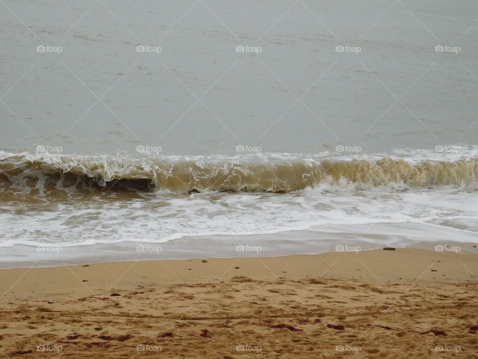 Mer déchaînée sur le sable 