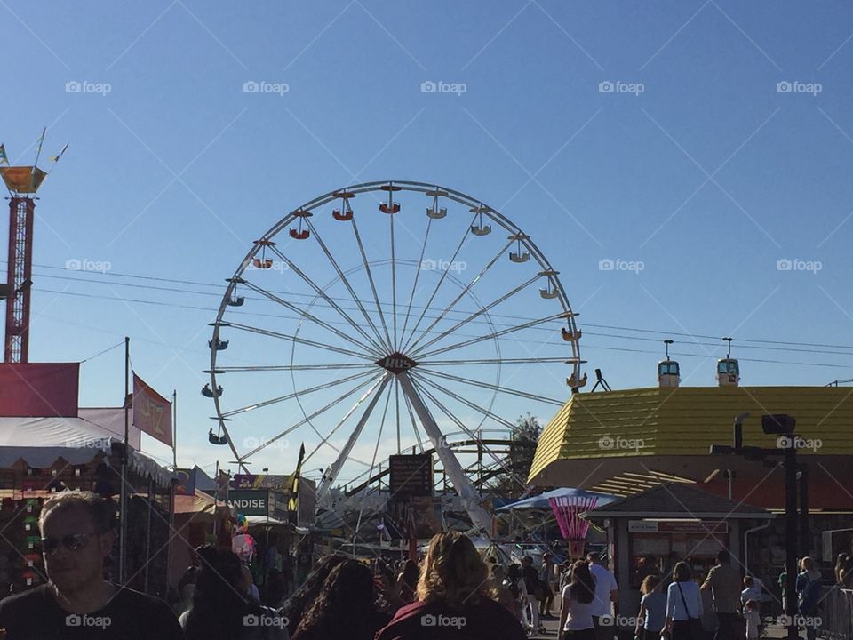 Ferris wheel at a standstill 