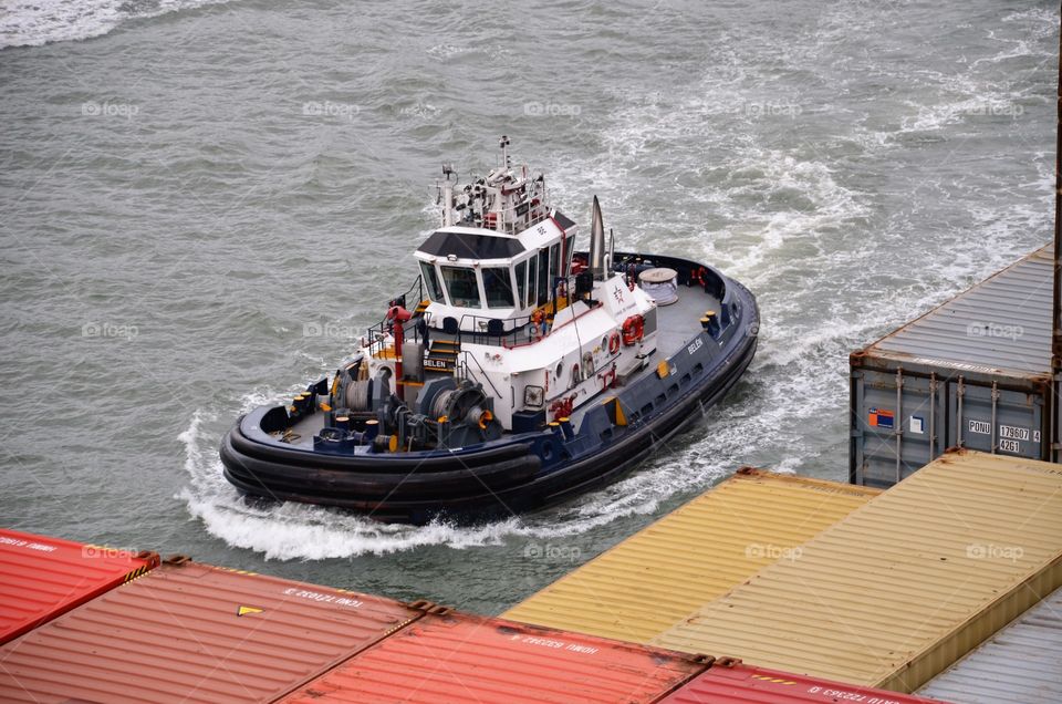 Tug assistance in the Panama Canal