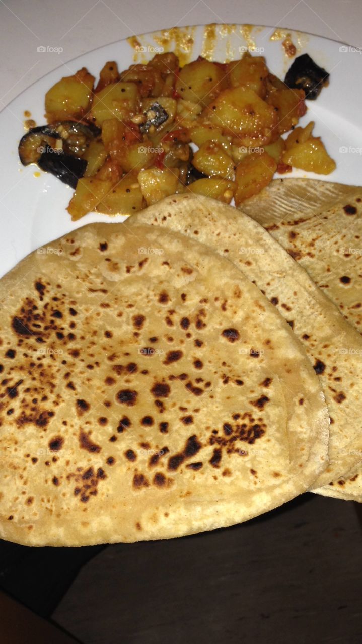 Parathe 
Indian food love 
Aubergine ❤️potatoes 