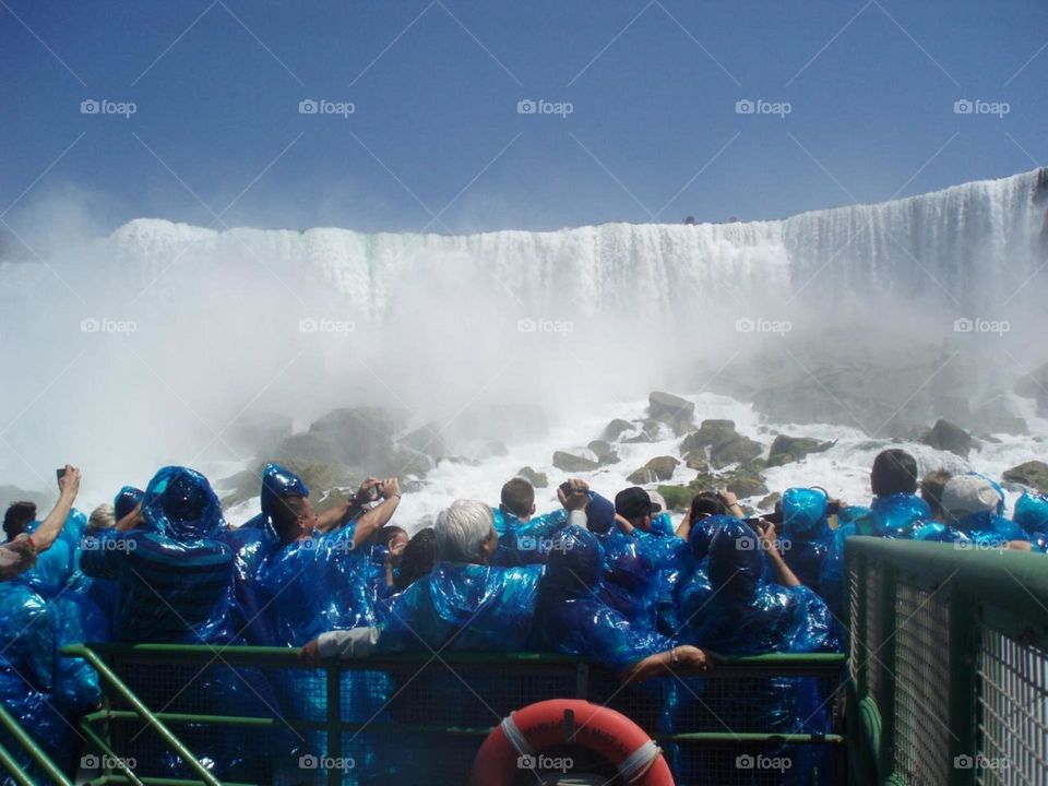 taking picture of Niagara waterfall visitors while taking pictures