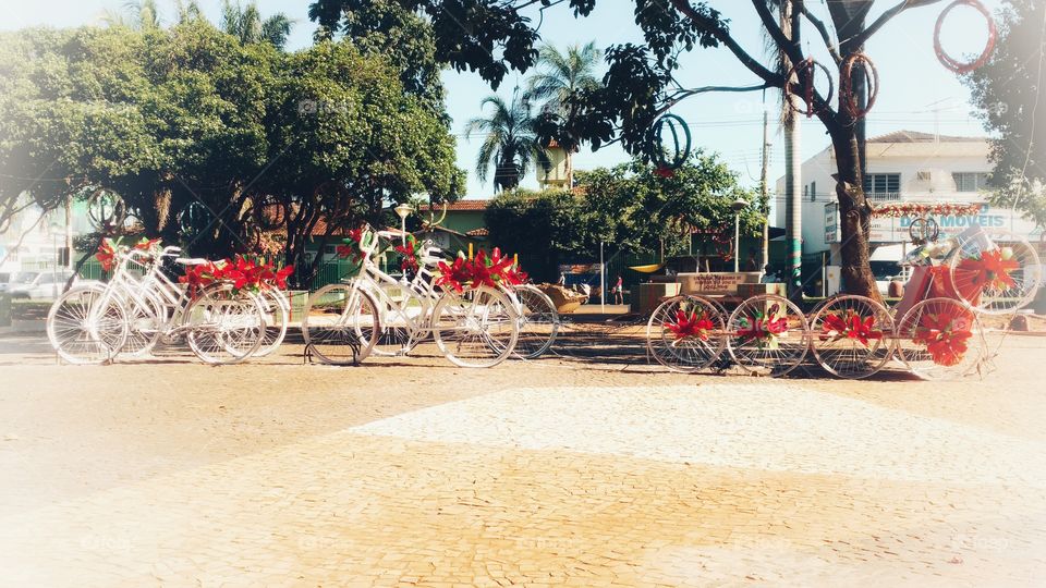 Bicicletas enfeitando comemoração de festividades do Natal na praça da cidade.