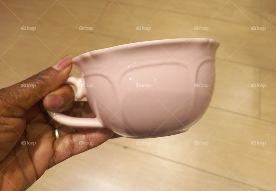 Cerâmica,  a xícara de Cerâmica  é durável, resistente a arranhões. manchas e mantêm a temperatura do chá, café ou líquido por mais tempo