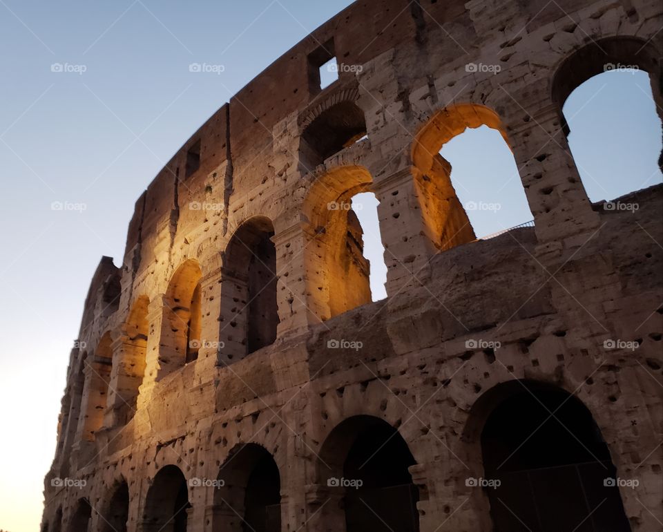 el detalle de luz y sombra sobre el impresionante Coliseo