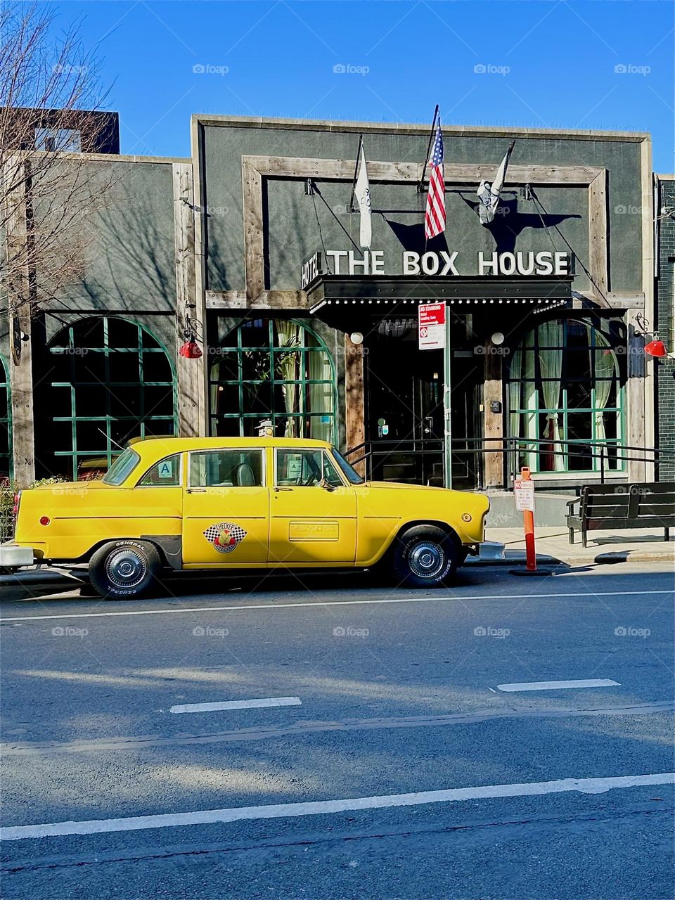 „THE BOX HOUSE HOTEL“ is a popular hotel on „Box Street“ in „Greenpoint“, Brooklyn near the „Pulaski Bridge“. It stretches over almost an entire city block and usually has at least one yellow cab parked by its entrance. 2024. Hypnotic Productions