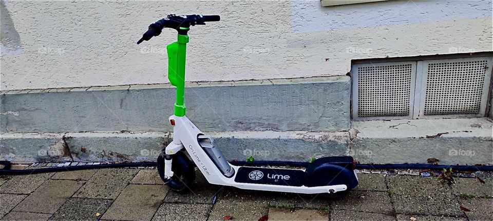 This is one of many scooters available to the public to ride around the town of “München” or “Munich”, capital of “Bavaria” for a (more or less) modest fee. 2023. Hypnotic Productions