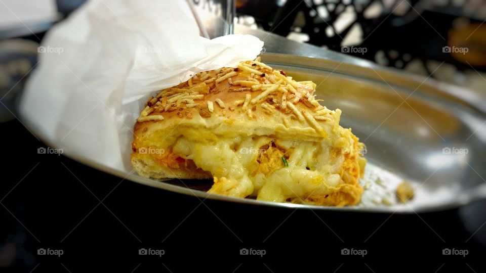 Torta de frango, com requeijão, queijo e batata frita.
