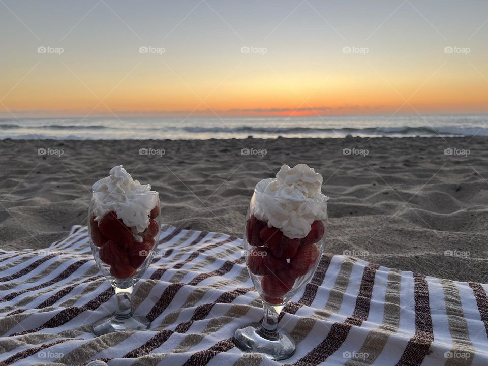 Fresas con crema y un atardecer hermoso