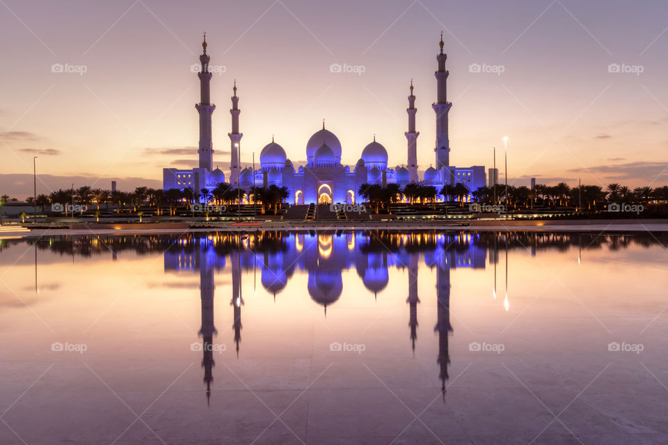 Picturesque sunset at Sheikh Zayed Grand mosque in Abu Dhabi