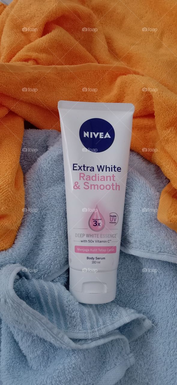 Nivea extra white Radiant & smooth