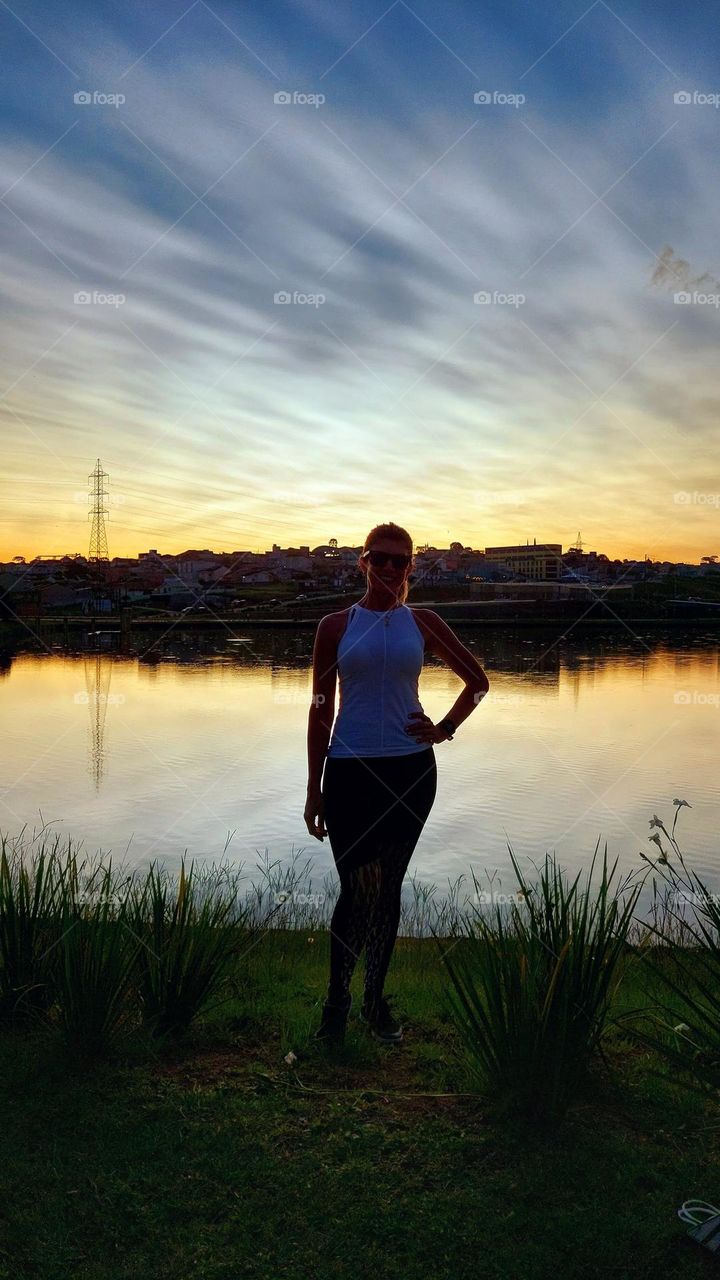 Belo entardecer frente ao lago no parque de Olarias,  bela mulher !