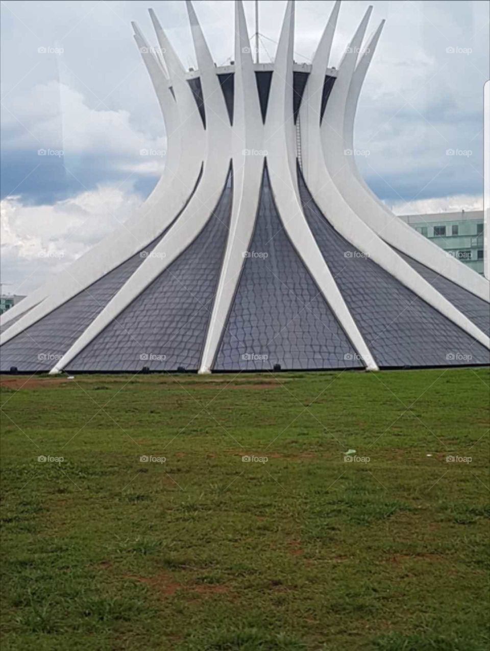 Foto da catedral de Brasília-DF, repare nos detalhes côncavos