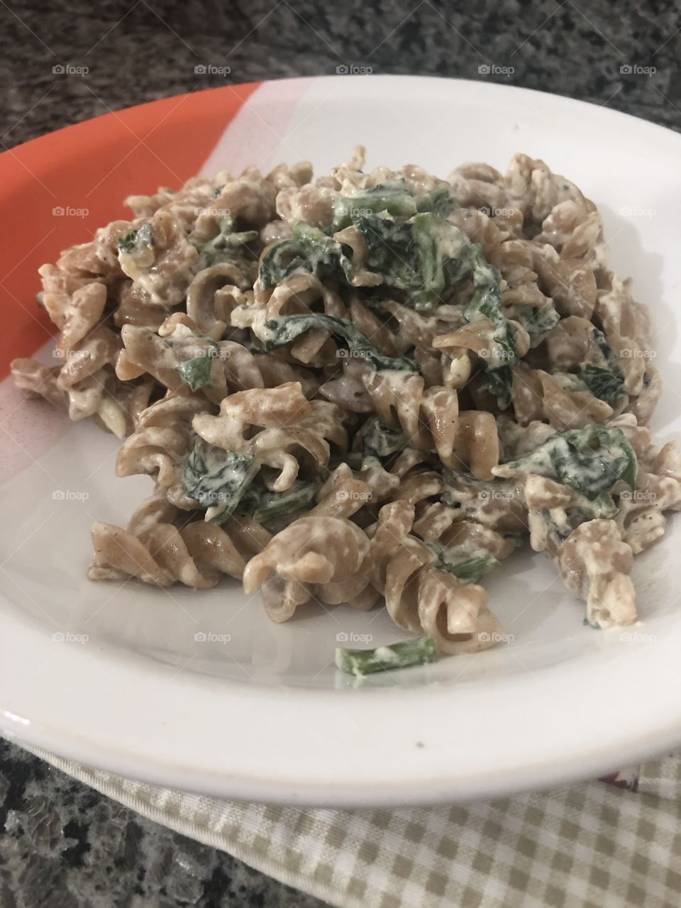 Macarrão com espinafre e gorgonzola - Receita - macarrão integral - espinafre - molho branco - gorgonzola - alho - cebola - azeite - noz moscada - sal a gosto.
