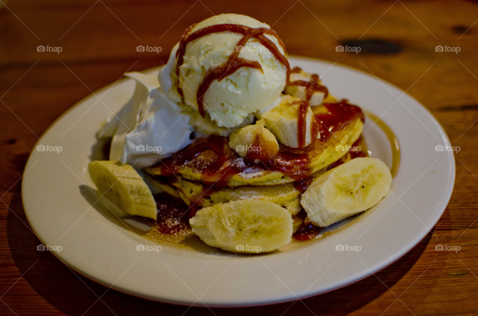 dish ice cream banana by hugo