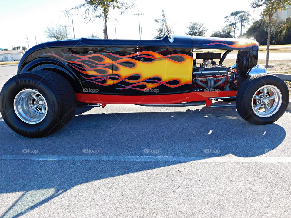 Cars with soul - Beautifully painted 1932 Flame Deuce Coupe - Deuces Wild, street legal with oversized rear tires 