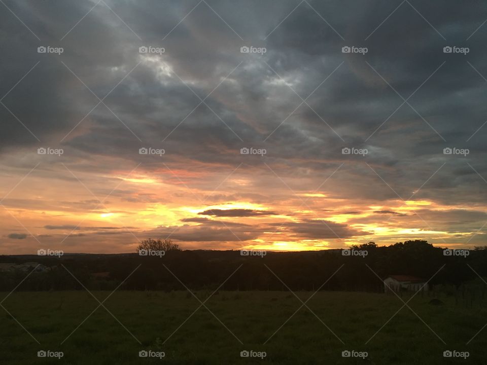 #NOfilter - fim do dia!
20h e ainda #entardecer.
Hoje tô cansado... mas a #natureza me presenteou com esse cenário na volta pra casa!
🌄
#fotografia 
#paisagem 
#nature
#caipira
#semfiltros