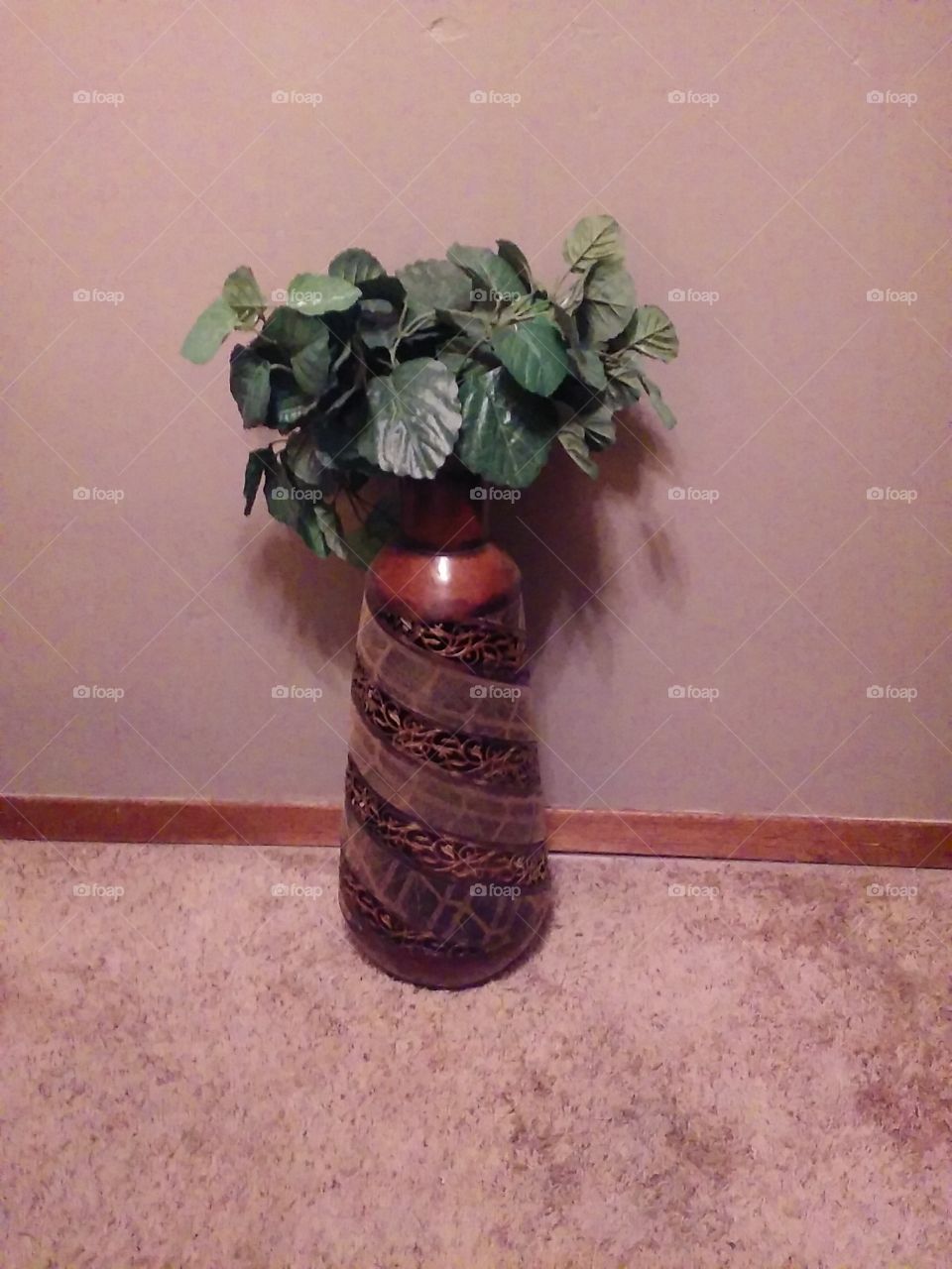 round tin vase