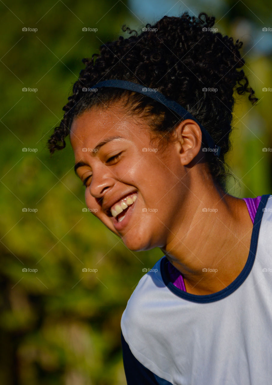 Sorriso de quem fez bem o treino de fortalecimento muscular 