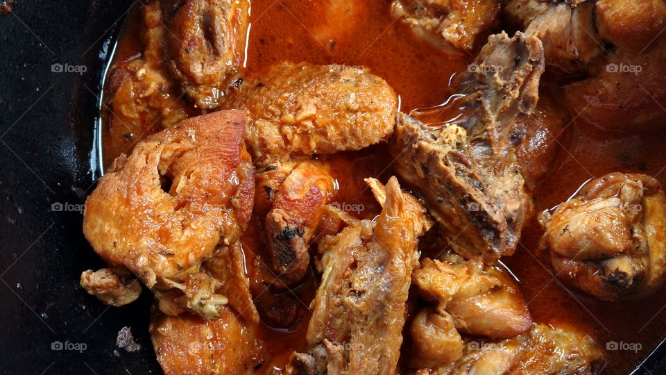 Deliciosa carne de frango, ao molho na panela.