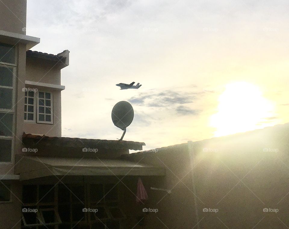 A foto bacana desta 6a foi: o avião cruzando o céu bragantino às 07h.
O tempo ficou feio depois com o horizonte carrancudo, mas que estava bonito… ô se estava.