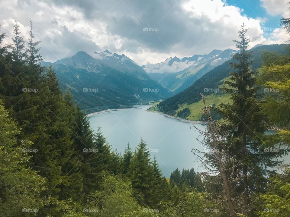 Beautiful lake scenery in the mountains