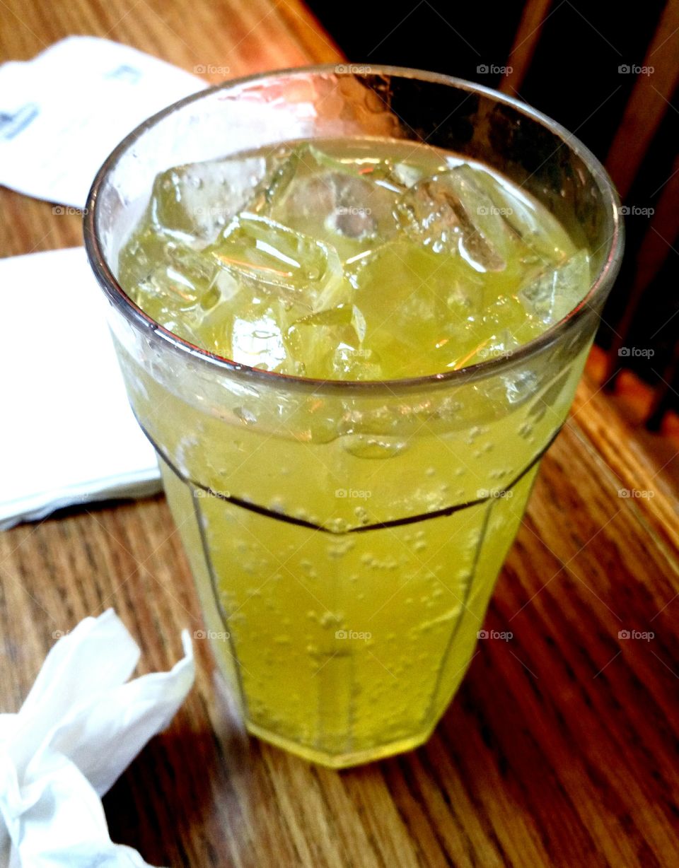 soda in glass w ice