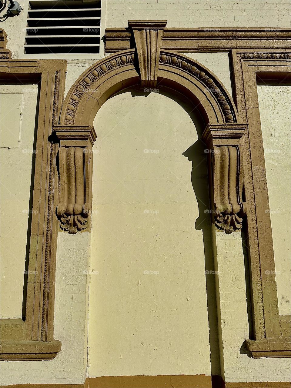 This is a beautiful Victorian style pastel yellow ornamented facade with offset levels on „Jefferson Street” by „Myrtle Avenue” and „Broadway“ in „Bushwick“, Brooklyn. 2024. Hypnotic Productions