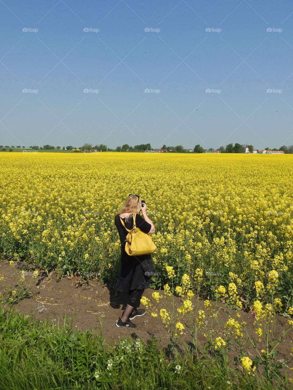 Girl with yellow bag