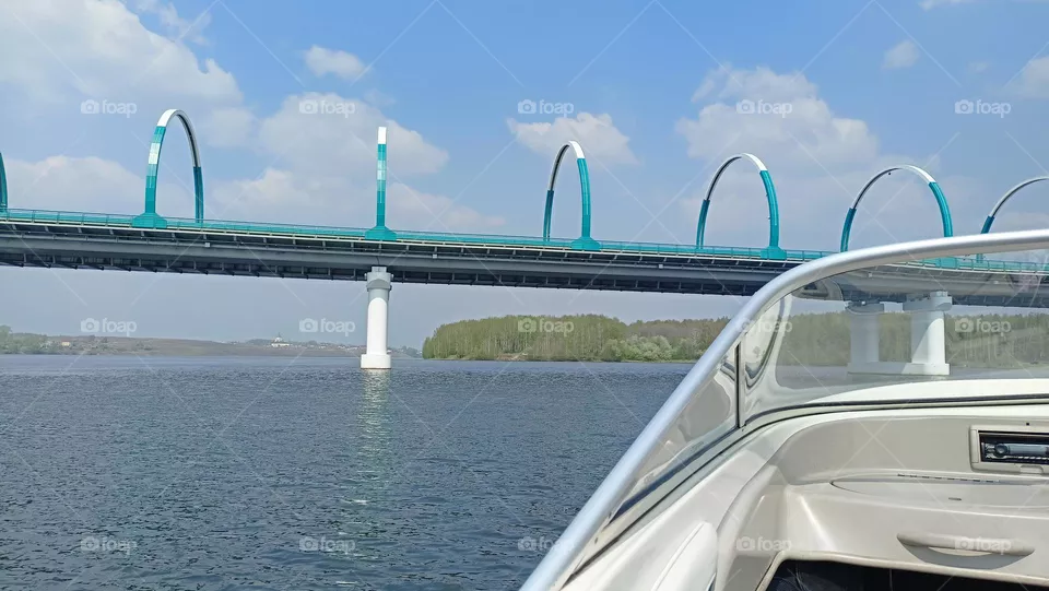 bridge over the city pond, boat trip, view from the water, vlda in the city, trees, water, sky, bridge, circle