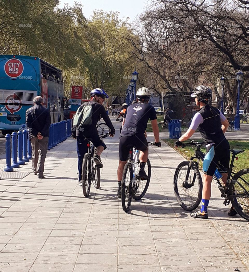 ciclistas listos para pedalear