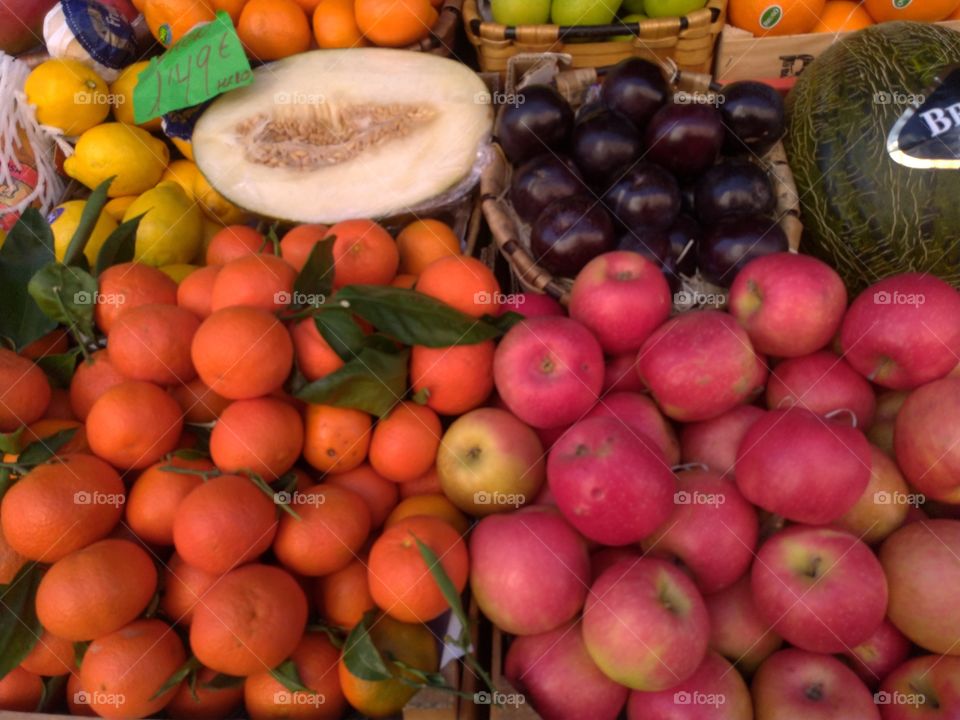 Frutas maduras listas para comer en un comercio