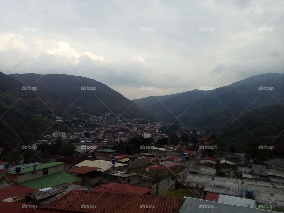 Pueblos Andinos. Vista a distancia de un hermoso pueblo de los Andes venezolanos conocido como Pregonero 😎