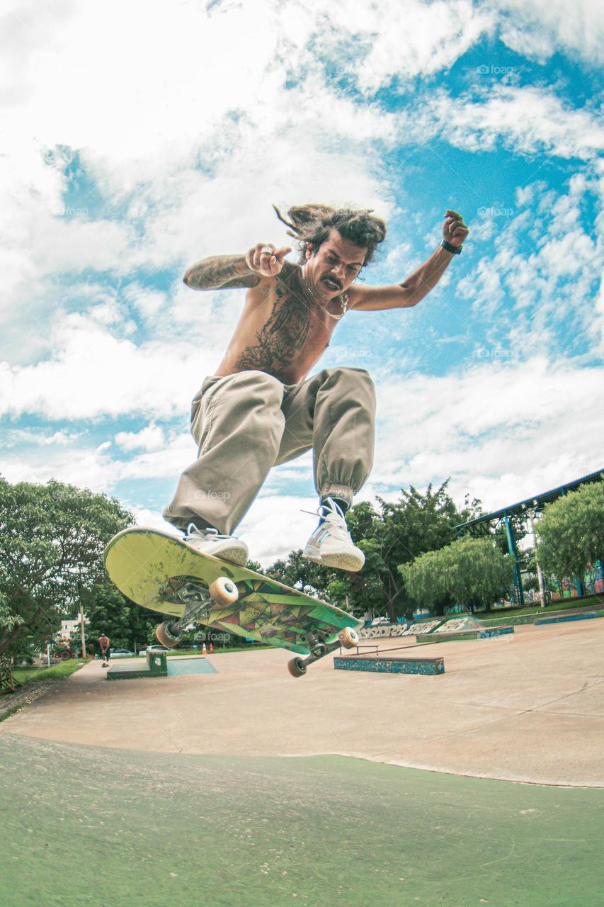 skatista realizando manobra em pista de skate.